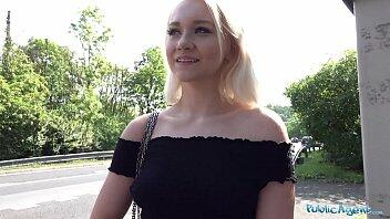 Public Agent Joven Marilyn Sugar recibiendo una gran polla en su coño al aire libre en POV
